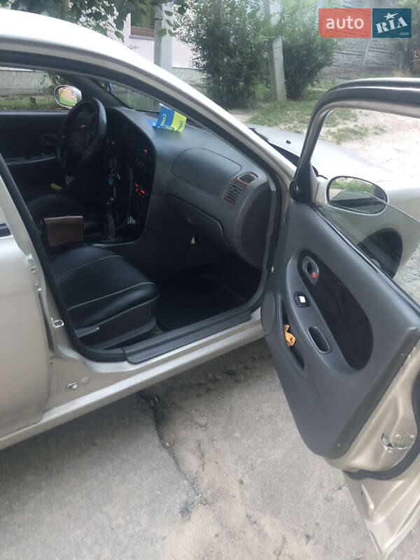 Хетчбек Kia Shuma