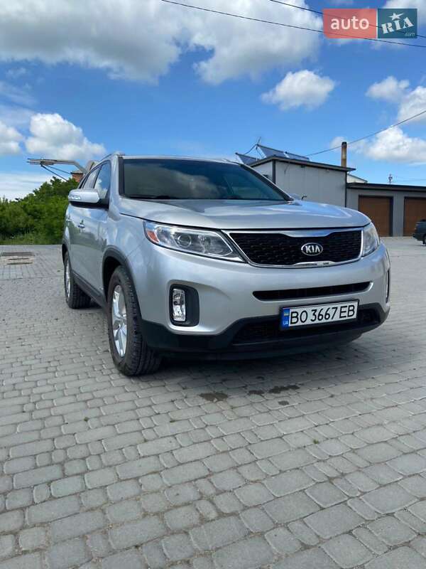 Позашляховик / Кросовер Kia Sorento