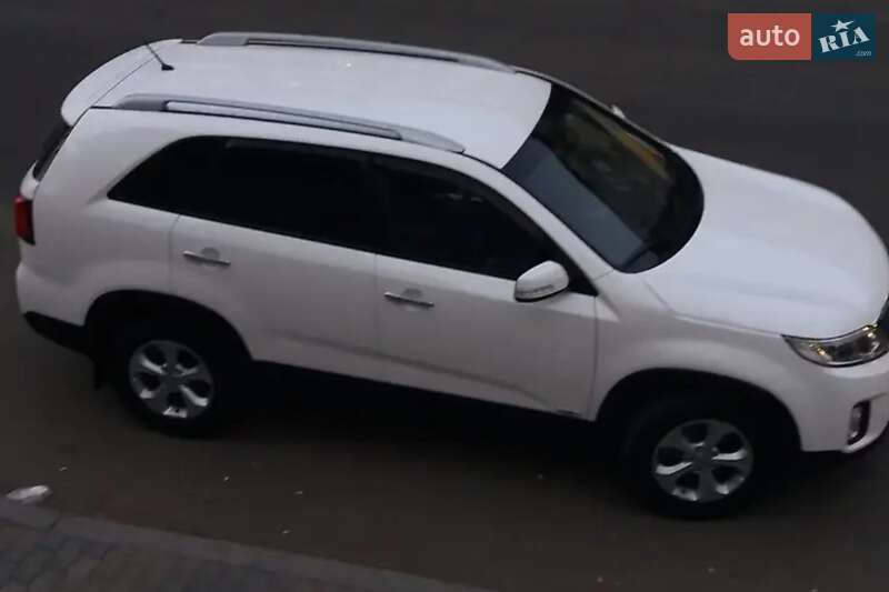 Позашляховик / Кросовер Kia Sorento