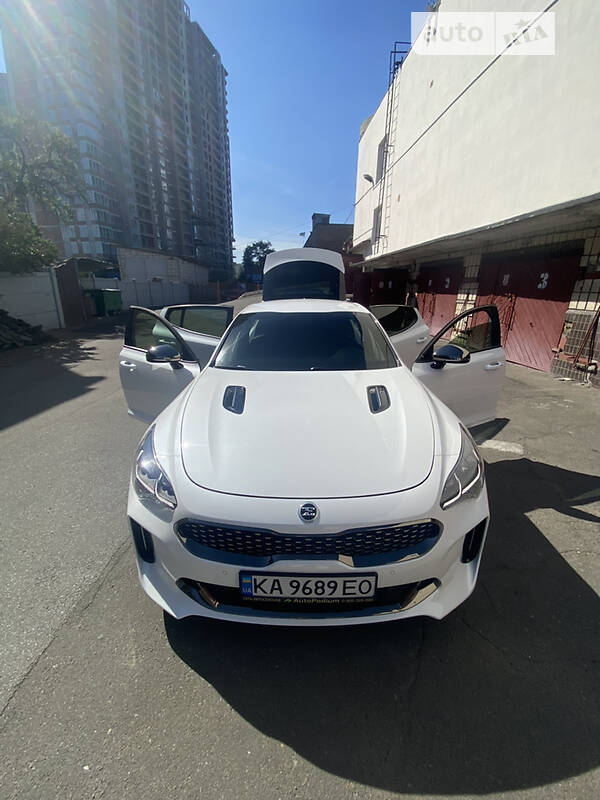 Седан Kia Stinger