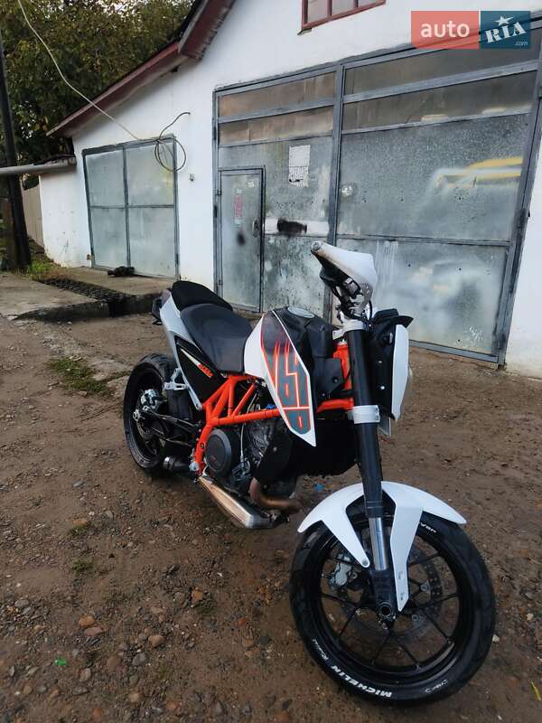 Спортбайк KTM 690 Duke