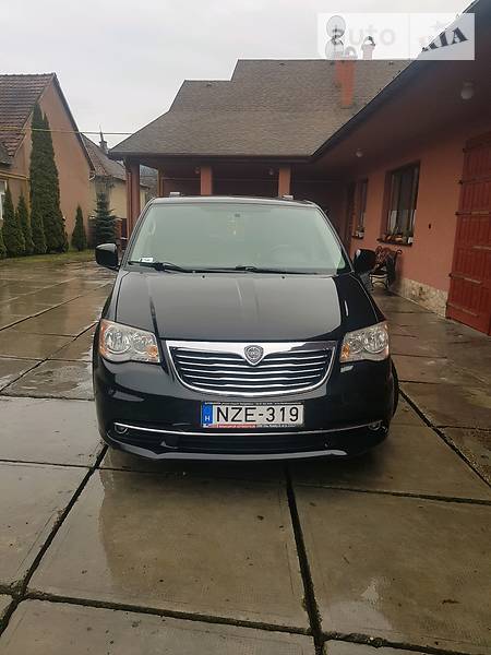 Мінівен Lancia Voyager