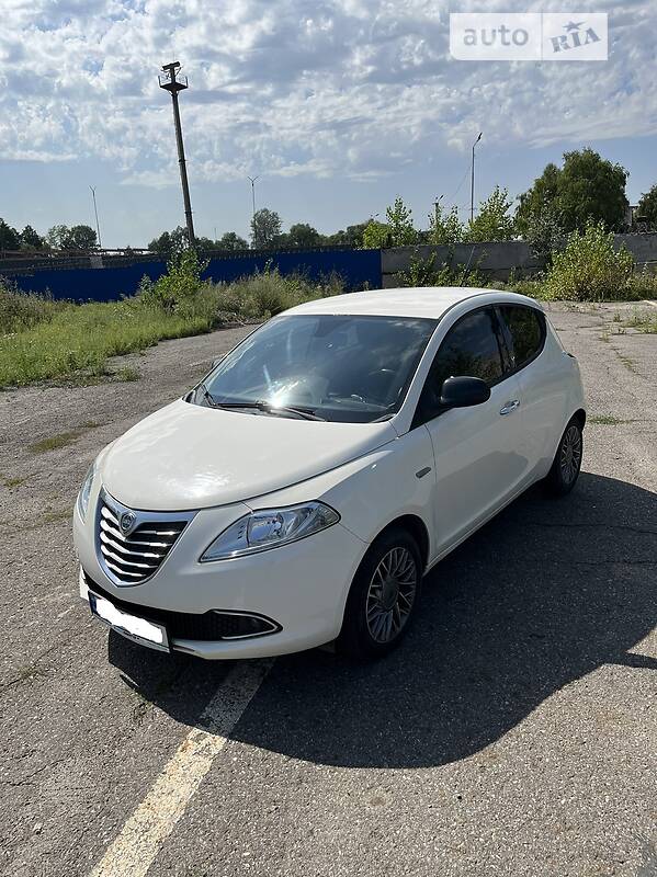 Купе Lancia Ypsilon