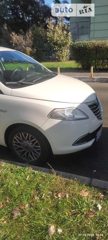 Хетчбек Lancia Ypsilon