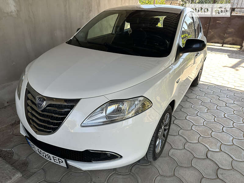 Lancia Ypsilon