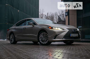 Lexus ES  2020