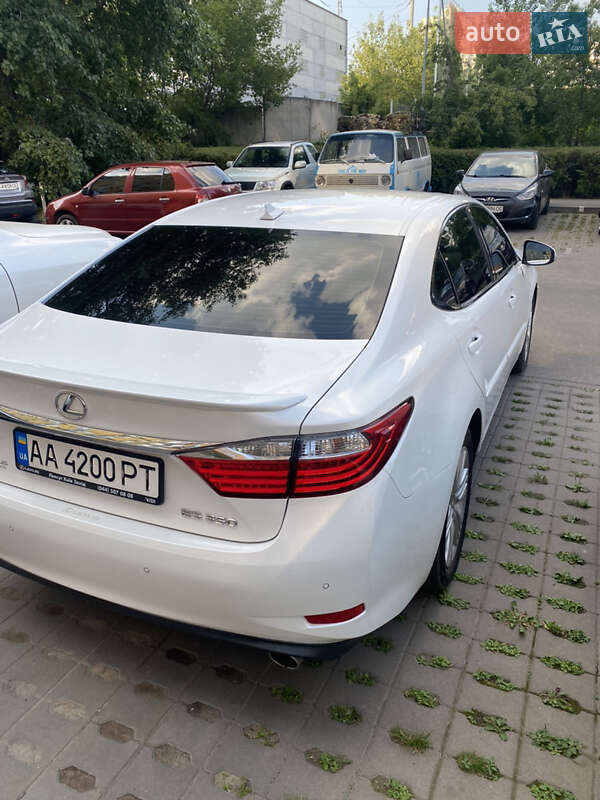 Седан Lexus ES 2014 в Києві