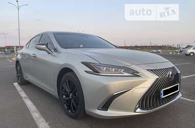 Lexus ES  2019