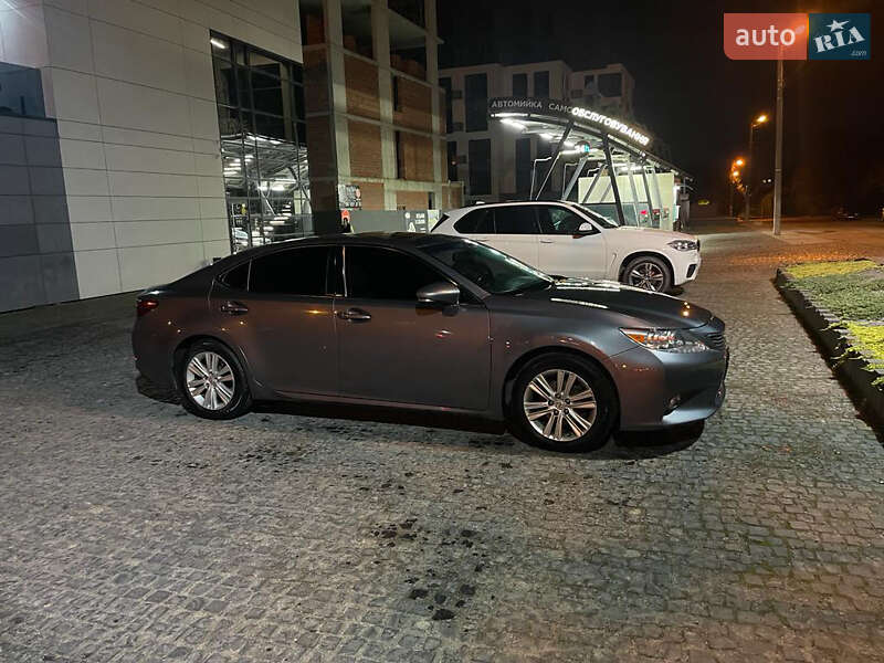 Седан Lexus ES