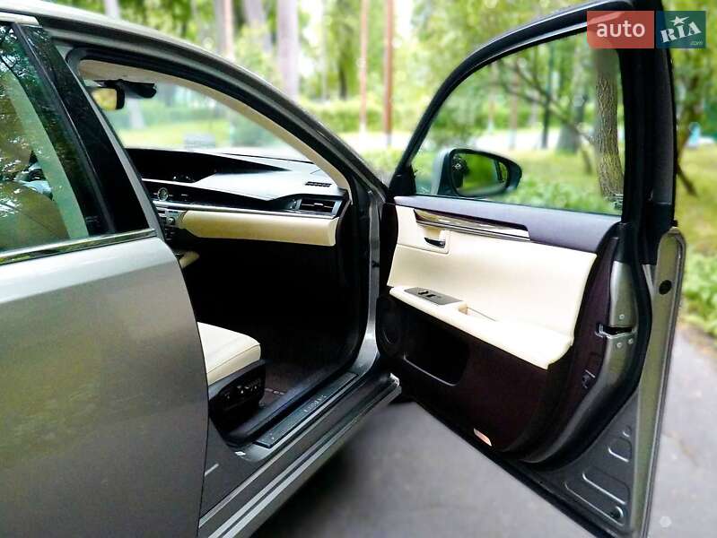 Седан Lexus ES 2018 в Киеве