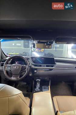 Lexus ES  2020
