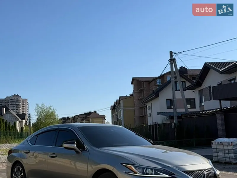 Lexus ES 2020