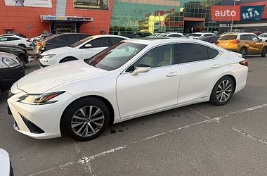 Lexus ES  2021