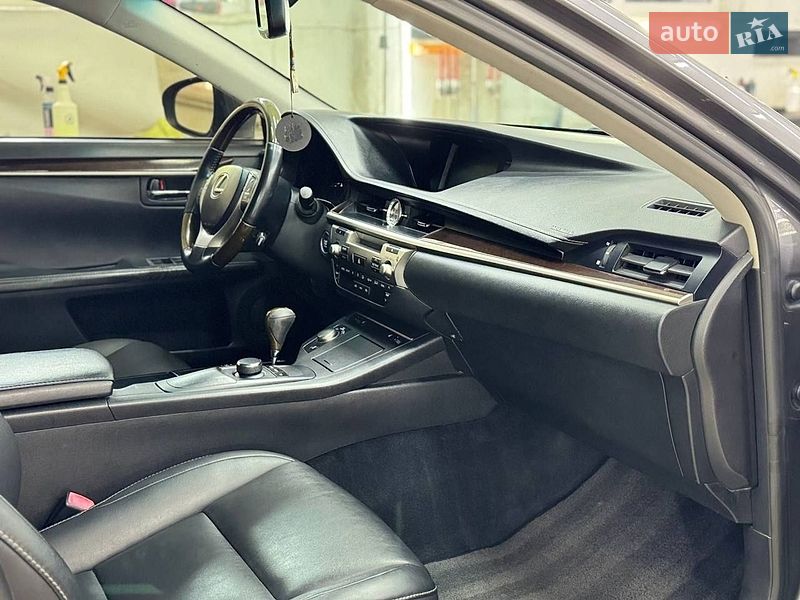 Седан Lexus ES 2012 в Тернополі