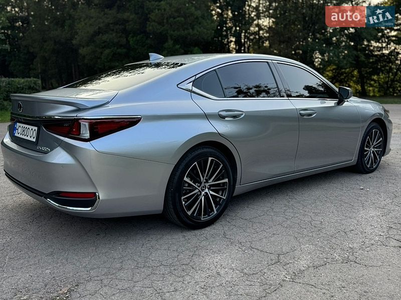 Седан Lexus ES 2024 в Львове
