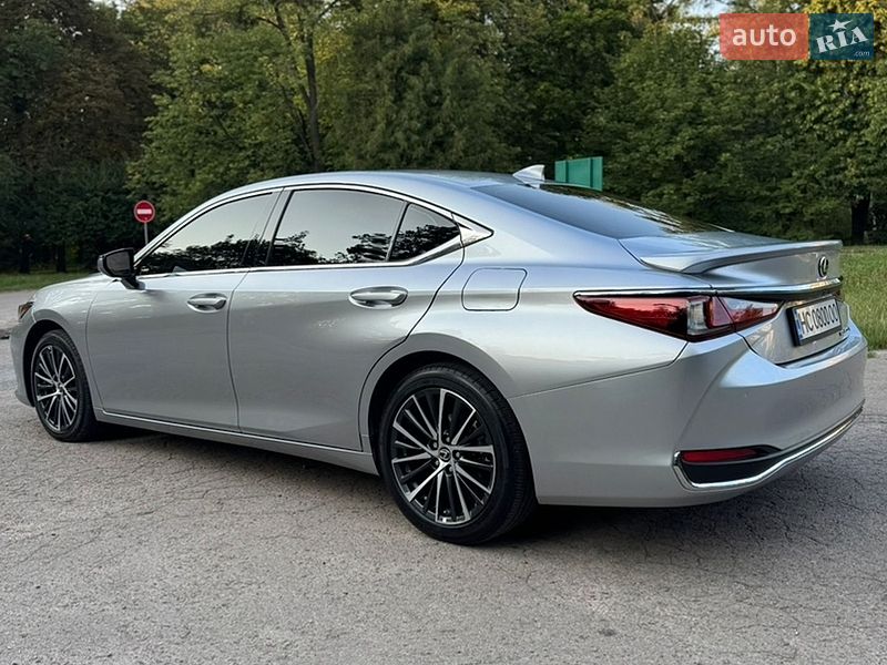 Седан Lexus ES 2024 в Львове
