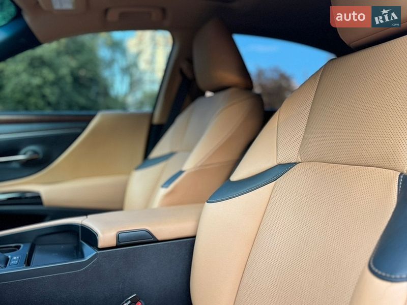 Седан Lexus ES 2024 в Львове