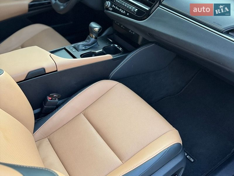 Седан Lexus ES 2024 в Львове