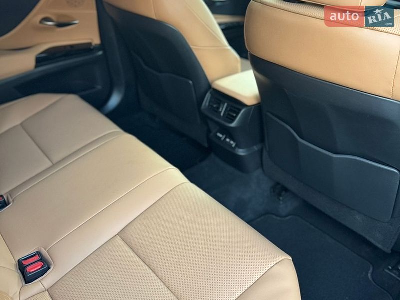 Седан Lexus ES 2024 в Львове