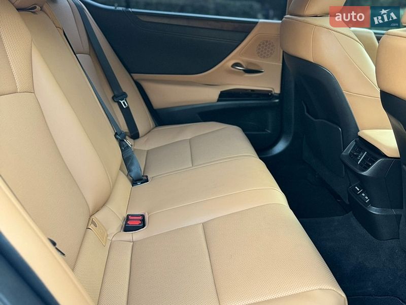 Седан Lexus ES 2024 в Львове