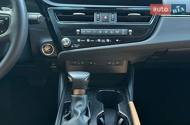 Седан Lexus ES 2024 в Львове