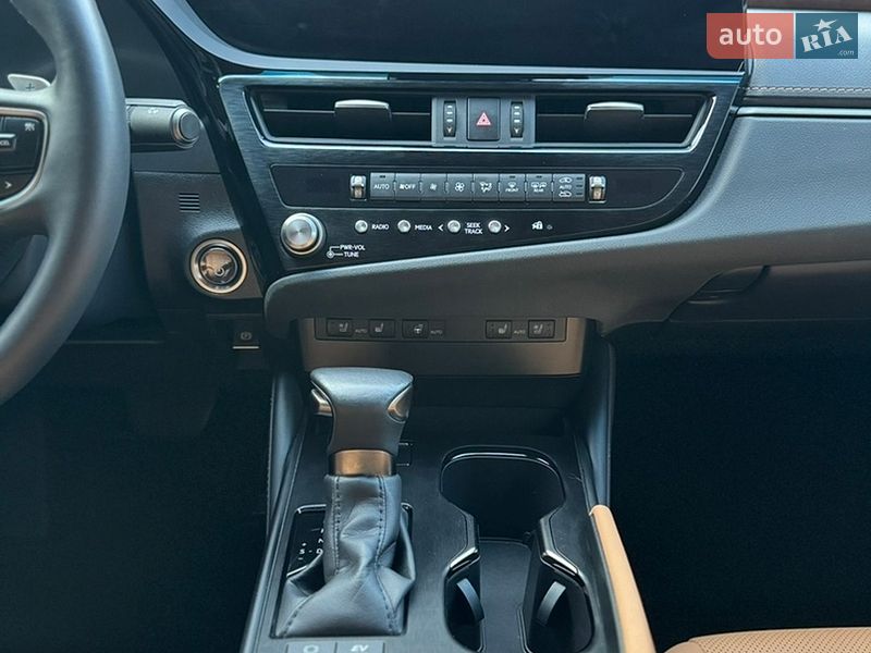 Седан Lexus ES 2024 в Львове