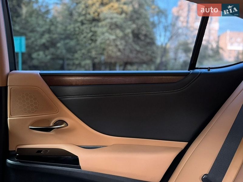 Седан Lexus ES 2024 в Львове