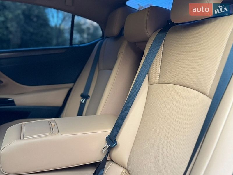Седан Lexus ES 2024 в Львове