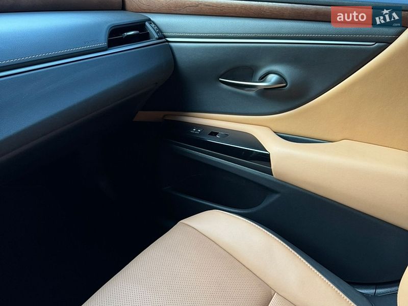 Седан Lexus ES 2024 в Львове