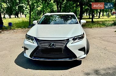 Седан Lexus ES 2015 в Першотравенске