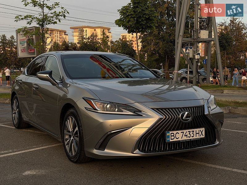 Седан Lexus ES 2018 в Львові