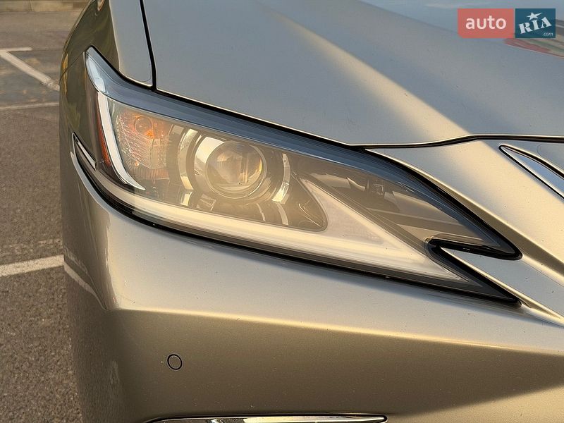 Седан Lexus ES 2018 в Львові