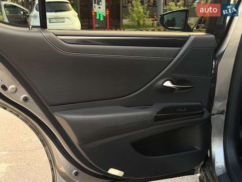 Седан Lexus ES 2018 в Львові