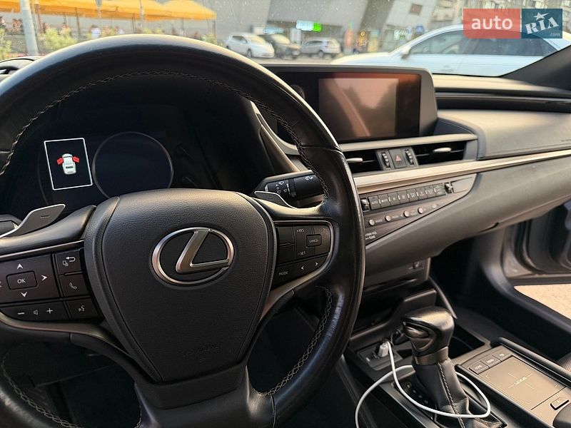 Седан Lexus ES 2018 в Львові