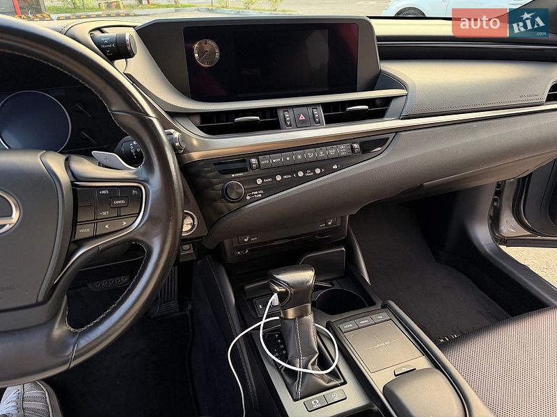 Седан Lexus ES 2018 в Львові