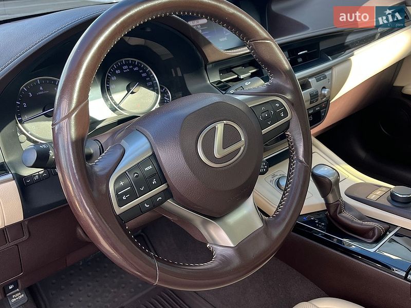 Седан Lexus ES 2018 в Киеве