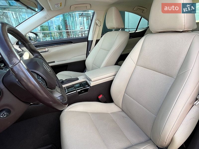 Седан Lexus ES 2018 в Киеве