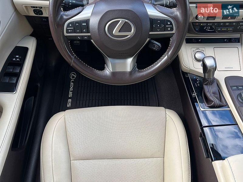 Седан Lexus ES 2018 в Киеве