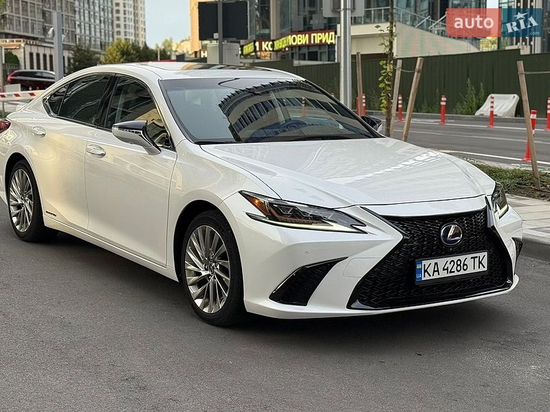 Седан Lexus ES 2019 в Киеве