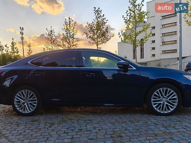 Седан Lexus ES 2013 в Киеве
