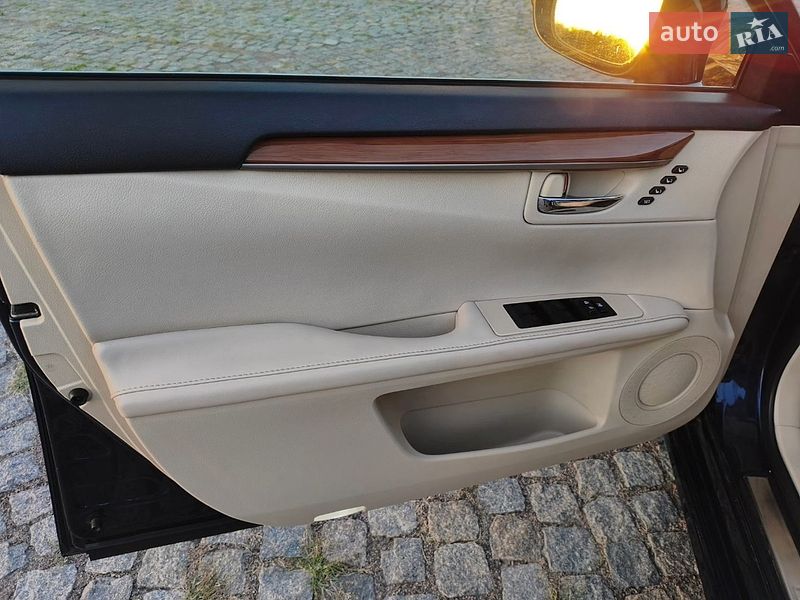 Седан Lexus ES 2013 в Киеве