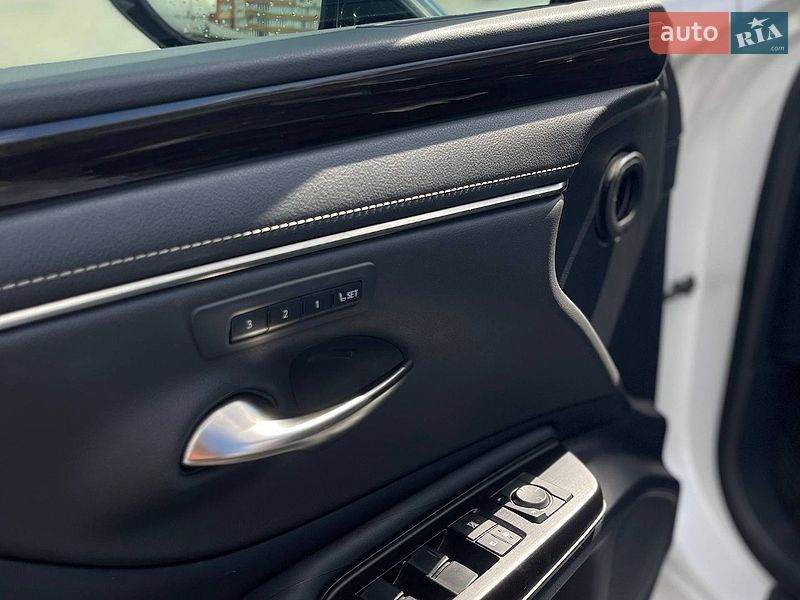 Седан Lexus ES 2019 в Кременчуге