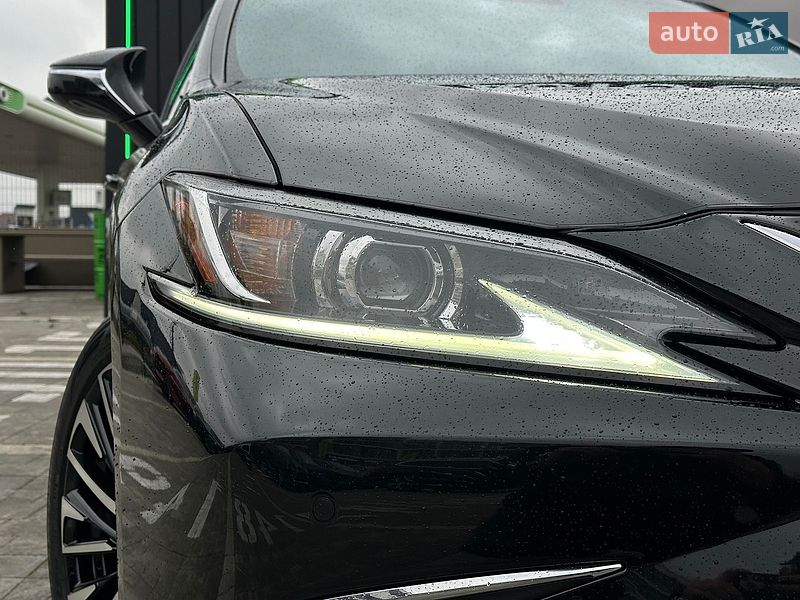 Седан Lexus ES 2023 в Львові