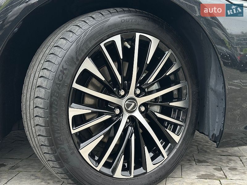 Седан Lexus ES 2023 в Львові