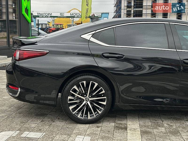 Седан Lexus ES 2023 в Львові