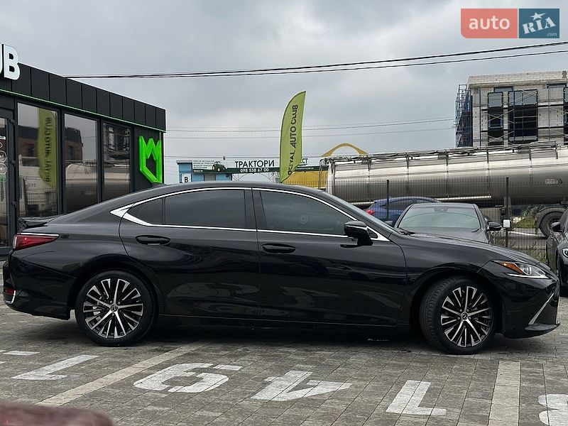 Седан Lexus ES 2023 в Львові
