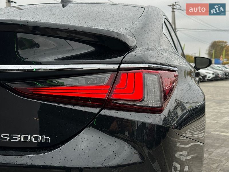 Седан Lexus ES 2023 в Львові