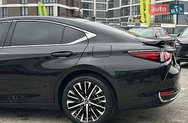 Седан Lexus ES 2023 в Львові
