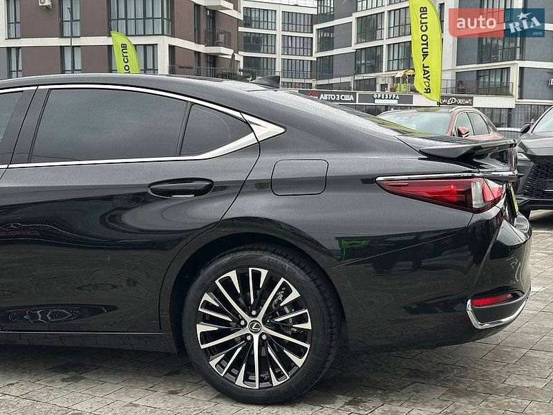 Седан Lexus ES 2023 в Львові