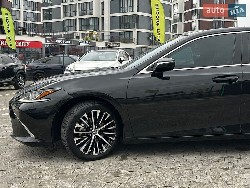 Седан Lexus ES 2023 в Львові